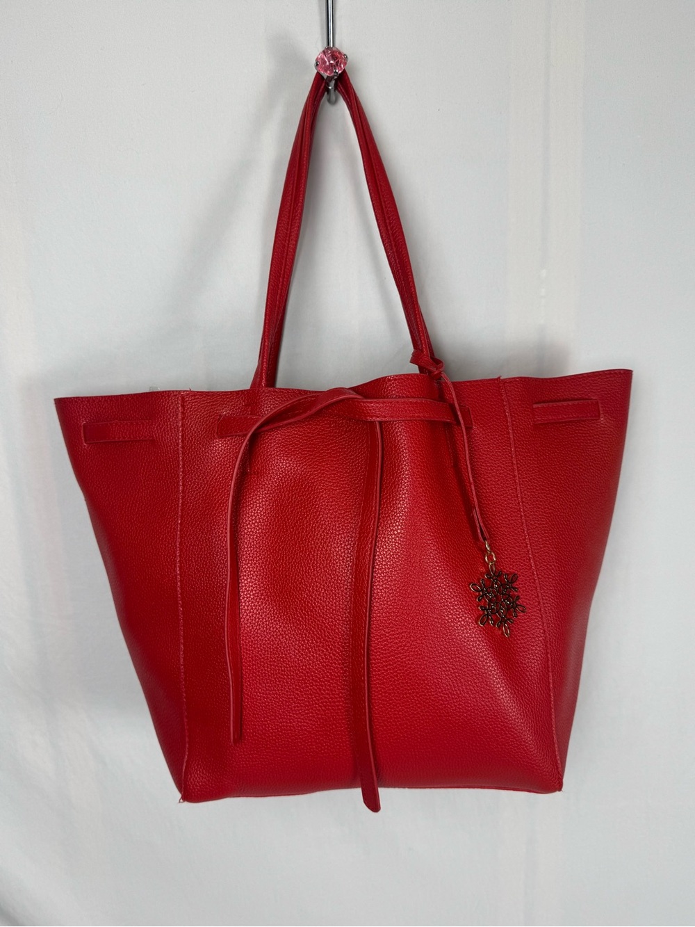 👜 Elizabeth Arden Red Pebbled Faux Leather Tote Bag Gold Tone Hardware Shoulder